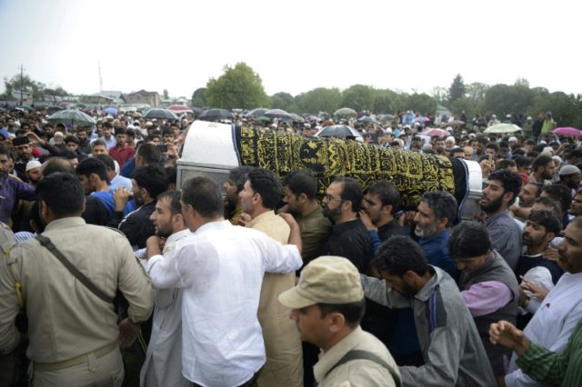 Thousands throng funeral of slain Indian Kashmir editor