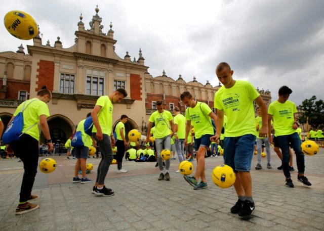 Poland sets new football 'keepy-uppy' world record