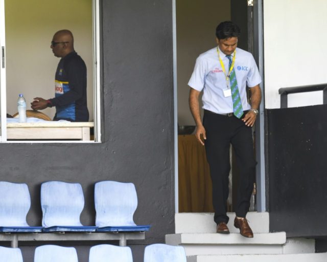 Sri Lanka play on 'under protest' after ball tampering row