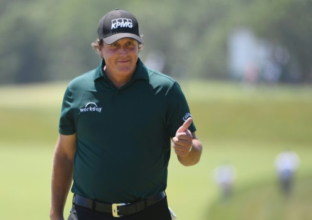Mickelson hits moving ball with putter - sextuple bogey