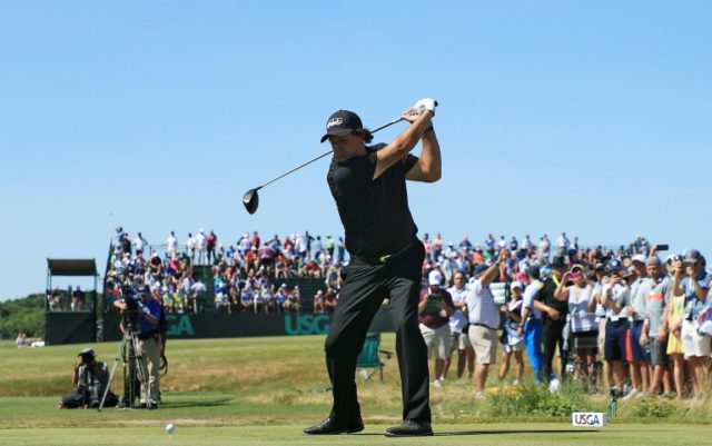 Mickelson shrugs off controversy to shoot final-round 69