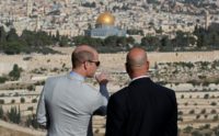 Britain's Prince William talks with a guide as he surveys Jerusalem's flashpoint Al-Mosque mosque compound and its golden-topped Dome of the Rock on June 28, 2018 Britain's Prince William talks with a guide as he surveys Jerusalem's flashpoint Al-Mosque mosque compound and its golden-topped Dome of the Rock on June 28, 2018