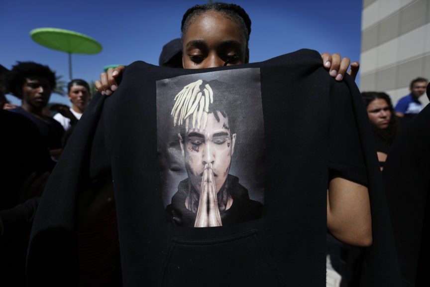 The Latest Thousands Of Fans View Casket Of Xxxtentacion Breitbart