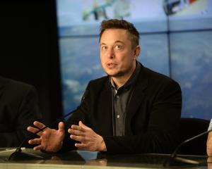 With vote of confidence, Musk stays on Tesla board