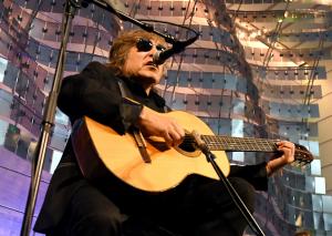 Jose Feliciano donates guitar to museum, performs at naturalization ceremony