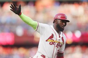 Cardinals' Marcell Ozuna scales wall for catch that doesn't reach him