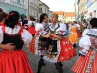 Women in traditional Czech costumes danc migrants