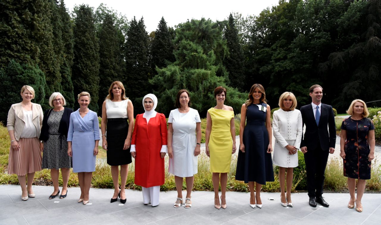 Первые леди страны. Фото первых леди на саммите НАТО. Первые леди Европы. Первые леди стран НАТО позируют перед «Герникой. Самые красивые первые леди.