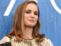 Actress Natalie Portman attends the photocall of the movie 'Jackie' presented in competition at the 73rd Venice Film Festival on September 7, 2016 at Venice Lido. / AFP / TIZIANA FABI (Photo credit should read TIZIANA FABI/AFP/Getty Images)