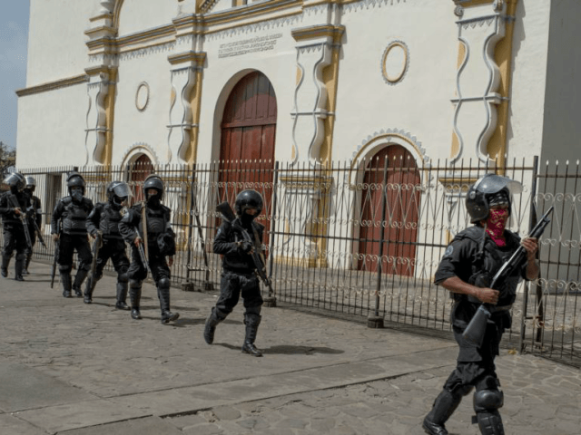 Los estudiantes fueron trasladados a la Catedral Metropolitana de Managua, donde se reunir