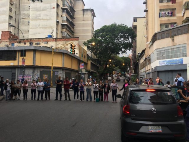 #Ahora 7:05am estamos en Santa Teresa esquina de Glorieta protestando por agua. #CaracasQuiereAgua