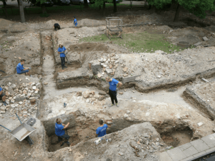 Members of an international team of archaeologists work to unearth parts of the Great Synagogue of Vilnius, on on July 25, 2018 in Vilnius, Lithuania. - A team of archaeologists announced the discovery of the most revered part of the Great Synagogue of Vilnius, Lithuania's major Jewish shrine before it …