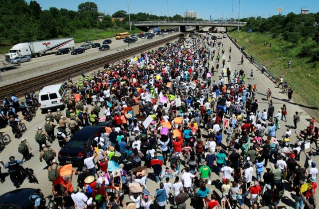 Gun violence protesters partially shut Chicago expressway