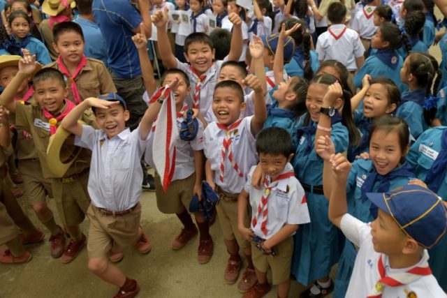 Thai boys passed "sleeping" through cave in rescue