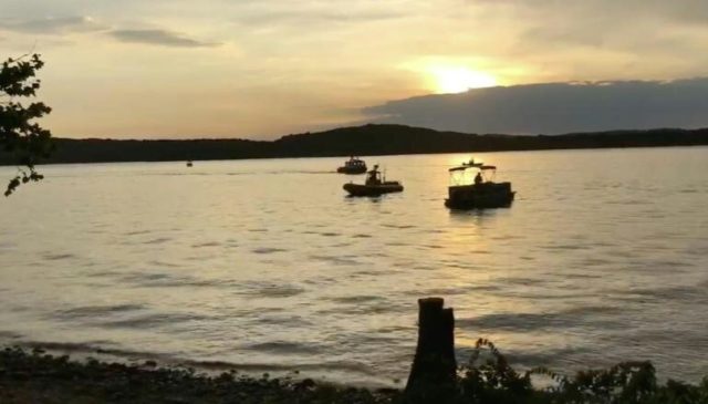 13 dead as tourist boat sinks in US lake