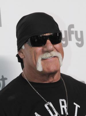 Hulk Hogan re-added to WWE Hall of Fame, meets with roster