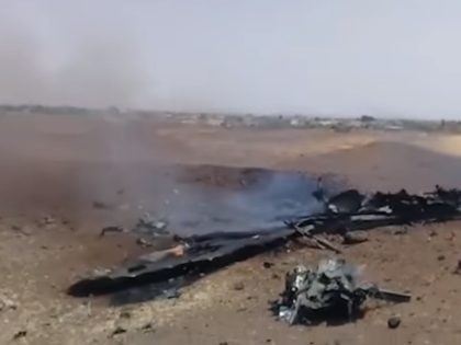 TEL AVIV - The Islamic State released footage on Wednesday alleged showing the Syrian fighter jet shot down by Israel. According to Syrian officials, IS fighters captured the body of one of the Syrian pilots.