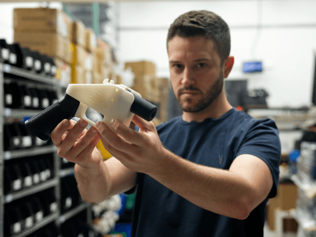 Cody Wilson, owner of Defense Distributed company, holds a 3D printed gun, called the 'Liberator', in his factory in Austin, Texas on August 1, 2018. - The US 'crypto-anarchist' who caused panic this week by publishing online blueprints for 3D-printed firearms said Wednesday that whatever the outcome of a legal â¦