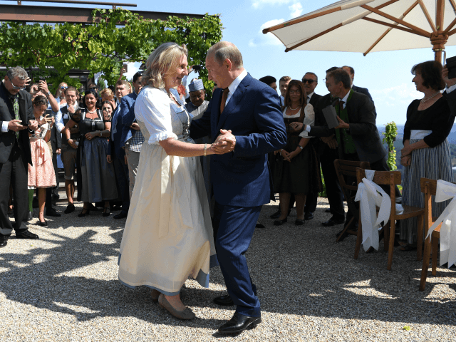 Putin Dances at Austrian Foreign Minister’s Wedding
