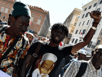 Street hawkers demonstrate on May 5, 2017 in central Rome to protest against the death of