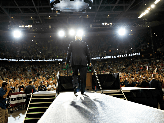 El president Donald Trump arriba per una concentració de campanya al Ford Center, dijous, 30 d'agost de 2018, a Evansville, Ind.
