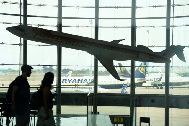 Ryanair proposes mediation in pilot strikes row