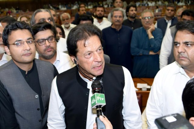 Cricket hero Khan set to be sworn in as Pakistan PM