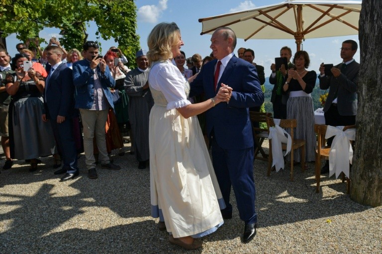 https://media.breitbart.com/media/2018/08/wi/afp/23/08e20a_widely-circulated-image-austrian-foreign-minister-karin-kneissl-putin.jpg