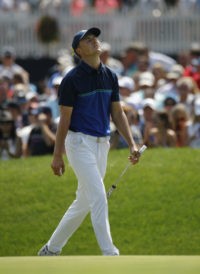 The Latest: Spieth makes triple bogey, falls to 26th place