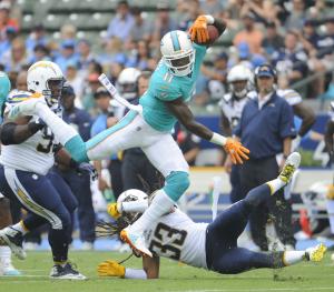 DeVante Parker: Miami Dolphins WR breaks finger at camp