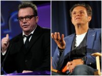 Ο Tom Arnold, ο παραγωγός 'Apprentice', Mark Burnett, αγωνίζεται στο Trump στο Pre-Emmys Party