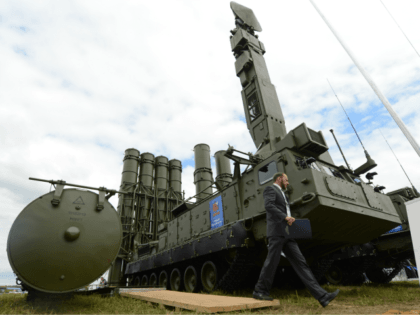 A 9A83ME launcher unit of the S-300VM 'Antey-2500' (NATO reporting name SA-23 Gladiator\Gi