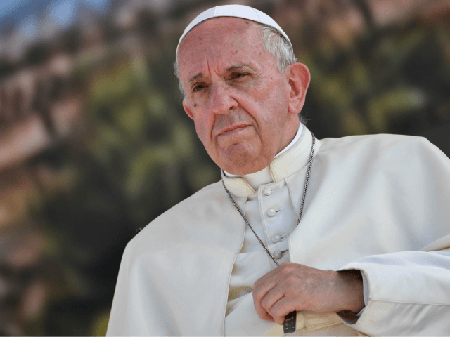 Pope Francis attends a meeting with youth on Piazza Politeama in Palermo on September 15, 2018, during his one-day visit on the occasion of the 25th anniversary of the killing by the mafia of Sicilian priest Pino Puglisi. - Pope Francis pays a one-day pastoral visit on September 15 to …