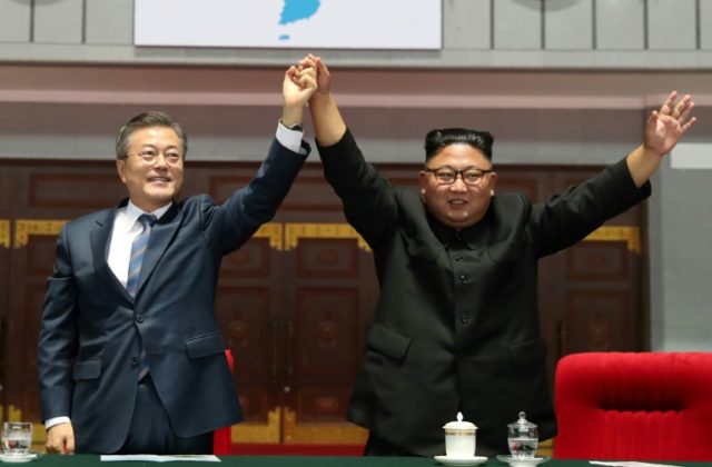 Two Koreas leaders in mountain show of unity