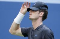 Andy Murray drops, shatters gift plate before Shenzhen Open