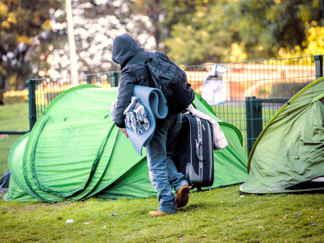 Organised Gangs Rent Out 'Intimate' Spaces for Migrants in Brussels Park