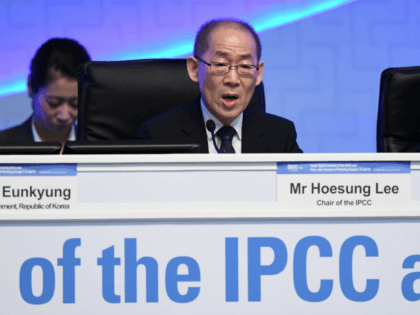 Hoesung Lee, chair of the IPCC, speaks during the opening ceremony of the 48th session of the Intergovernmental Panel on Climate Change (IPCC) in Incheon on October 1, 2018. - An executive summary of the UN special report on limiting global warming to 1.5 degrees Celsius is being vetted in …