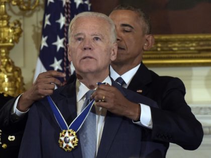 Joe Biden medal Barack Obama (Susan Walsh / Associated Press)