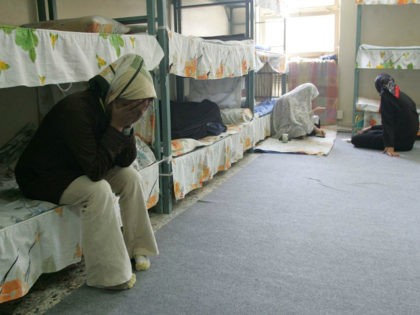 Tehran, IRAN: TO GO WITH AFP STORY IRAN-JUSTICE-PRISON-SOCIT BY PIERRE CELERIER Iranian women inmates sit at their cell in the infamous Evin jail, north of Tehran, 13 June 2006. AFP PHOTO/ATTA KENARE (Photo credit should read ATTA KENARE/AFP/Getty Images)