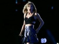 taylorcelebspraise1 SYDNEY, AUSTRALIA - NOVEMBER 28: Taylor Swift performs during her '1989' World Tour at ANZ Stadium on November 28, 2015 in Sydney, Australia. (Photo by Mark Metcalfe/Getty Images)