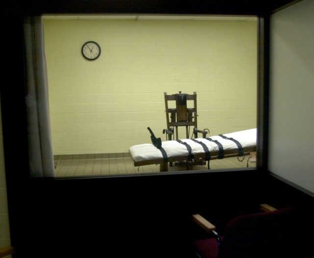 US halts injection execution of inmate who wants electric chair