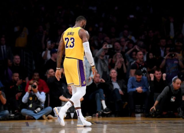 Last-gasp Spurs thwart LeBron, Lakers