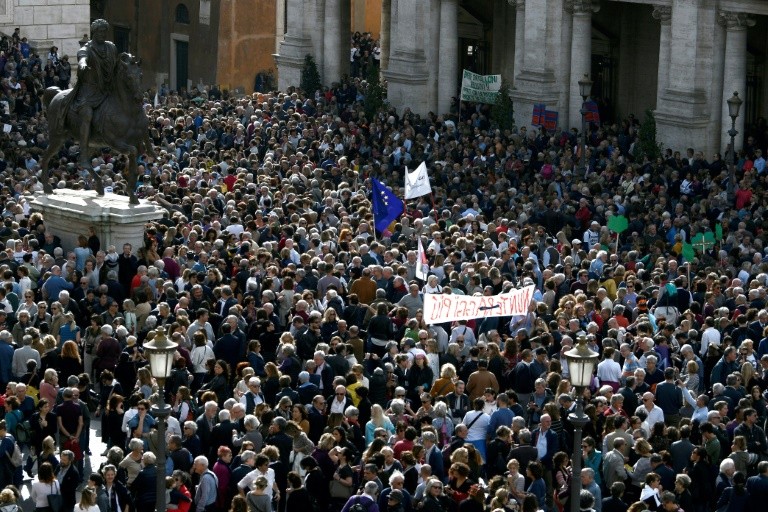 Thousands protest over Rome's decline as mayor teeters - Breitbart