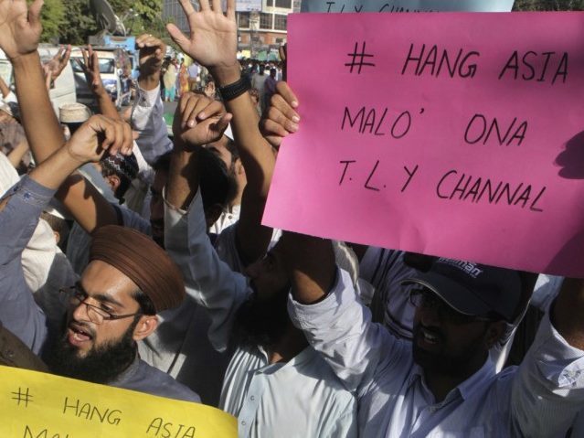 Islamists Threaten Violence If Pakistan Hears Appeal On Blasphemy Case