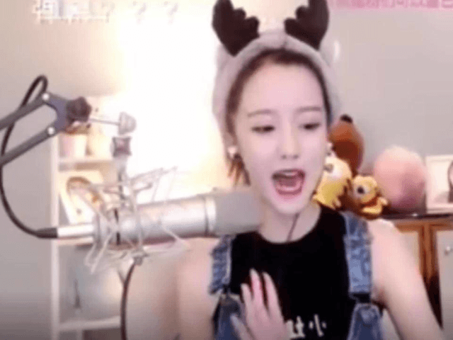 Twenty-year-old streamer from China Yang Kaili spent five days in the police. The girl was sent under arrest for the fact that she “disrespectfully and insultingly” sang the national anthem on one of the live broadcasts.