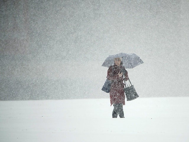En person går over Independence Mall under en snøstorm i Philadelphia, torsdag 15. november 2018. (AP Photo/Matt Rourke)