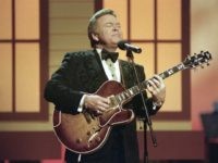 Clarkcrop2 Roy Clark is shown on stage, May 7, 1992 in Nashville, Tenn. (AP Photo)