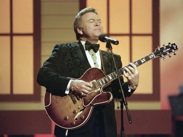 Roy Clark is shown on stage, May 7, 1992 in Nashville, Tenn. (AP Photo)
