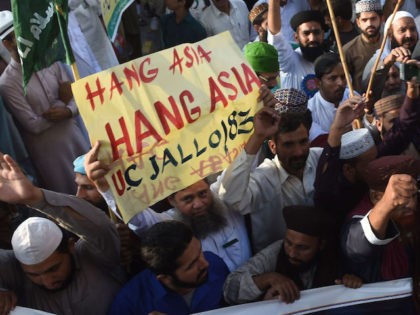 Supporters of Tehreek-e-Labaik Ya Rasool Allah, a hardline religious party, march during a protest in Lahore on October 19, 2018, demanding for hanging to a blasphemy convict Christian woman Asia Bibi, who is on death row. - The family of Asia Bibi, a Christian mother who faces becoming the first …