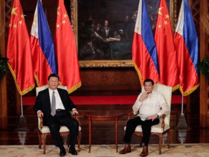 Chinese President Xi Jinping (L) and Philippines' President Rodrigo Duterte (R) look on during an exchange of agreements at the Malacanang Presidential Palace in Manila on November 20, 2018. - Chinese President Xi Jinping called his visit on November 20 to long-time US ally the Philippines a "milestone", as he …